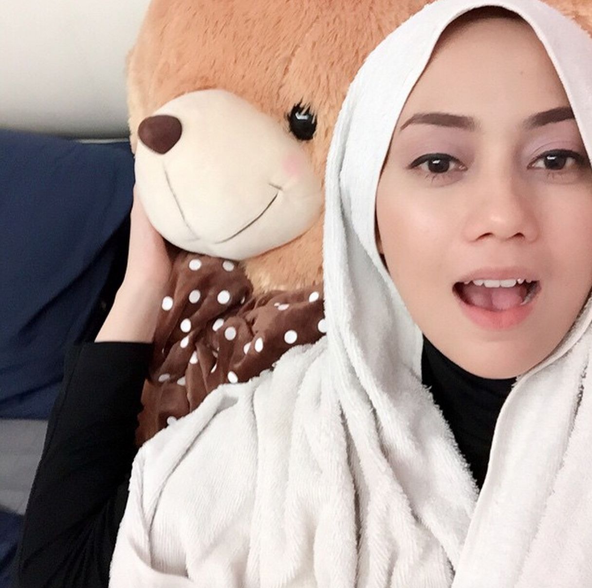 Gambar Cute Mia Ahmad Dengan Teddy Bear Azhanco