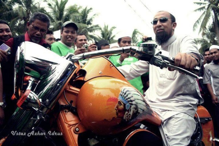 Gambar Santai Ustaz Azhar Idrus Di Luar Ceramah | Azhan.co