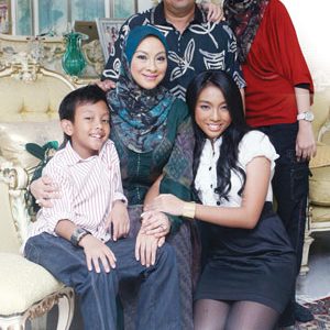 Gambar Keluarga Izzani Ismail Semasa Kecil