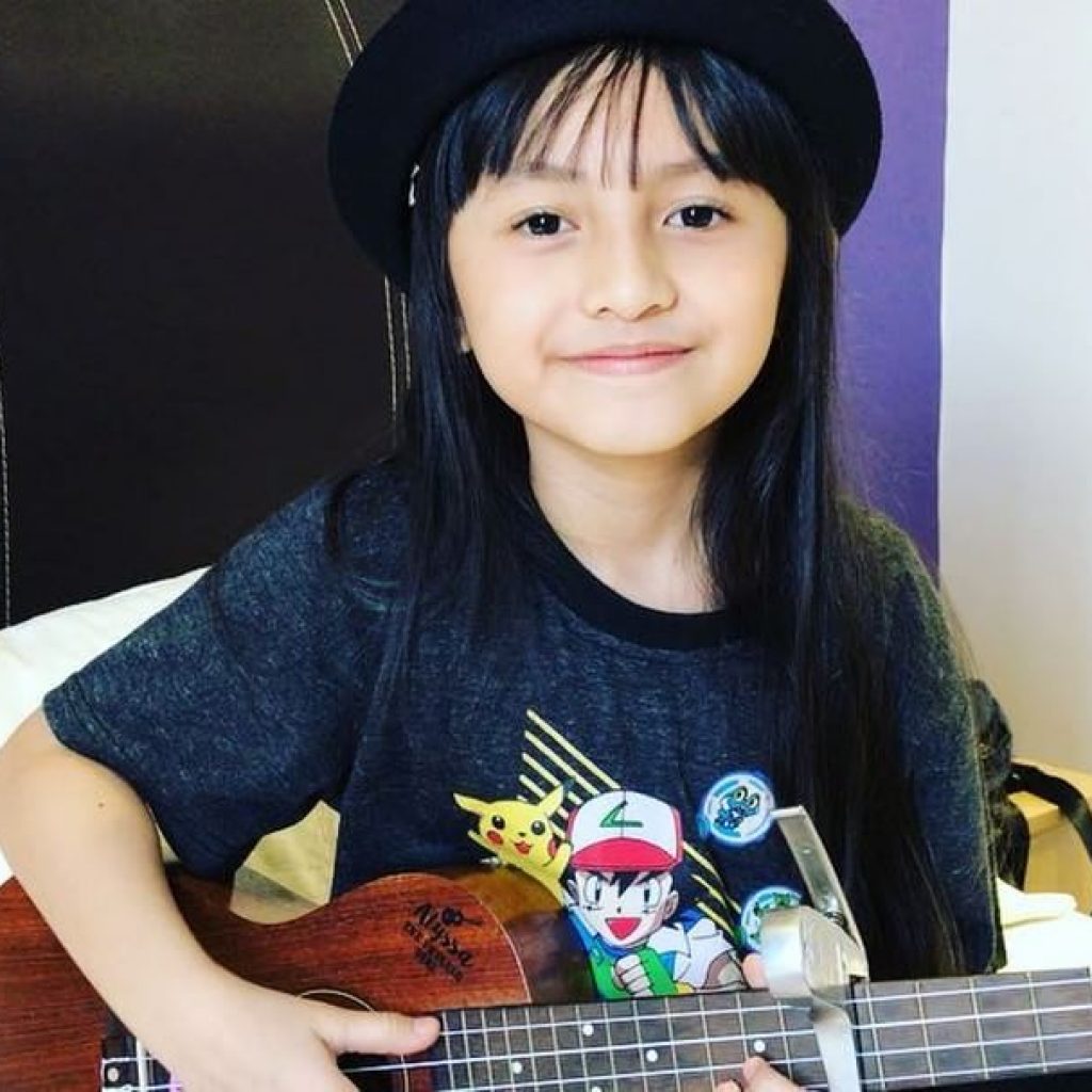 Biodata Alyssa Dezek, Selebriti Cilik Pemain Ukulele ...